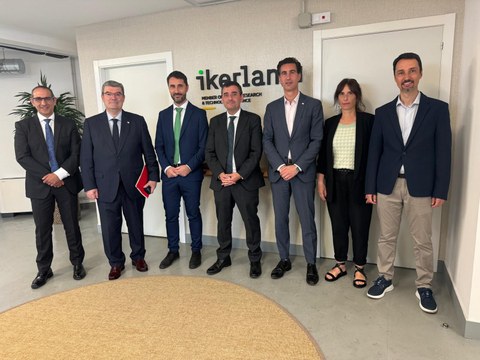 Juan Mari Aburto visits the Ikerlan Technology Centre in Bilbao