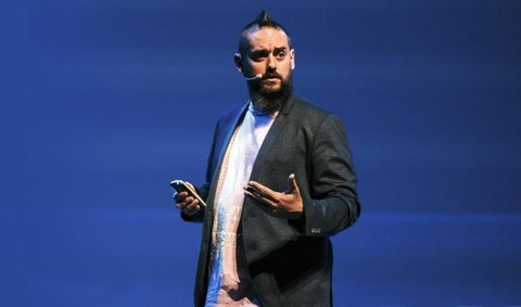 “En diez años dejaremos de usar móviles porque el Metaverso es el futuro de la humanidad”