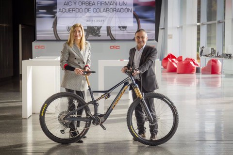 Acuerdo de colaboración para sumar sinergias entre el mundo de la automoción y el de la bicicleta