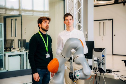 Ikerlan y Aldakin lideran el futuro de la robótica colaborativa móvil y multiplataforma