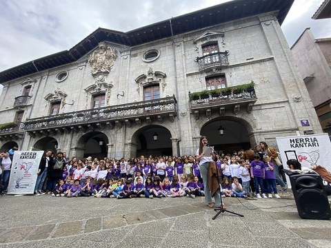 Arizmendi Ikastola celebra el festival "Herria Kantari" dando voz a las mujeres creadoras