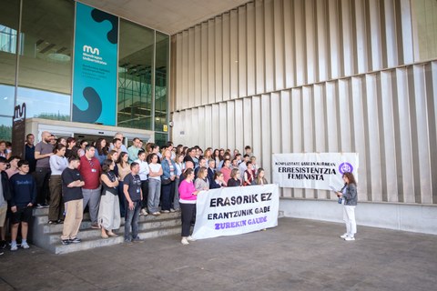 Concentración contra la violencia machista en Mondragon Unibertsitatea