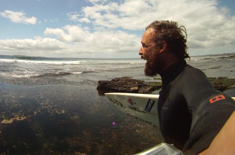 El campus de Bidasoa de MU acoge una charla del surfista Kepa Acero para explicar sus proyectos y cómo unir pasión y trabajo 