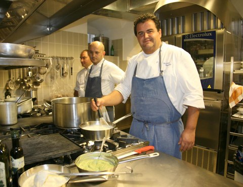 El chef italiano Gennaro Esposito con los alumnos de Basque Culinary Center