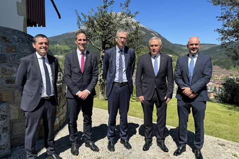 El gobernador del Banco de España visita MONDRAGON
