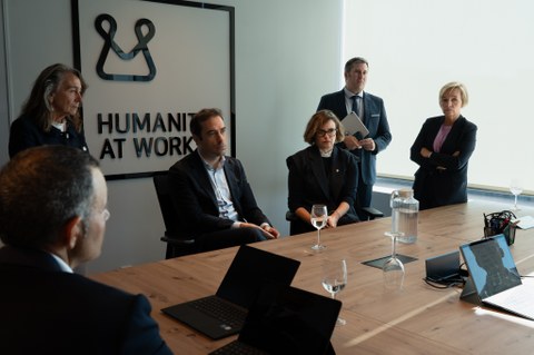 El ministro de Economía, Carlos Cuerpo, visita el espacio de MONDRAGON en la Torre BAT de Bilbao