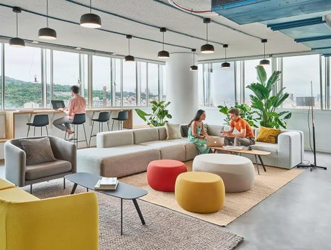 El mobiliario de Enea viste un coworking con vistas al mar