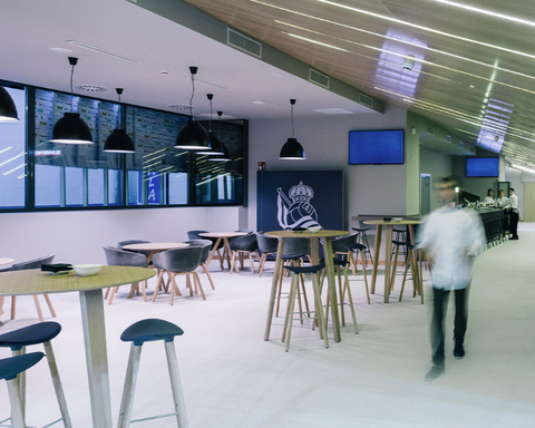 El Reale Arena luce mobiliario de Enea