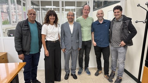 El representante del Frente Polisario en Euskadi conoce el proyecto Birziklanet, de Arizmendi Ikastola