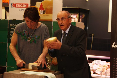Eroski abre la nueva campaña de queso D.O. Idiazabal con el tradicional corte del queso