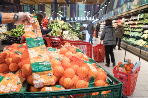 Eroski comercializa un innovador sistema que prolonga la vida de la fruta