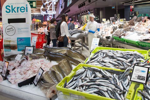 EROSKI duplica sus compras de pescado sostenible y supera las 2.536 toneladas
