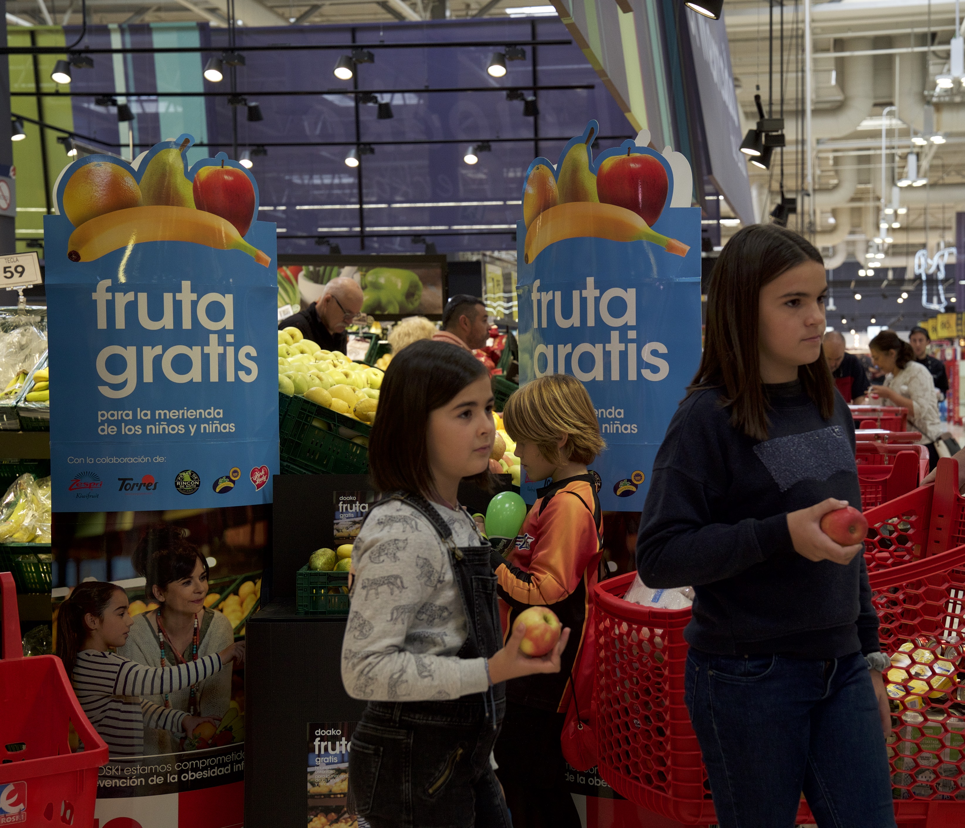 Eroski repartirá 40.000 piezas de fruta