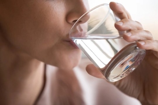 ¿Es cierto que hay que beber 2 litros de agua al día?