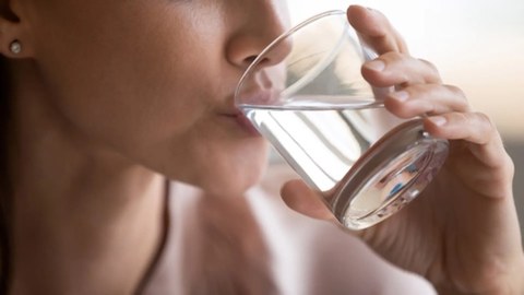 ¿Es cierto que hay que beber 2 litros de agua al día?