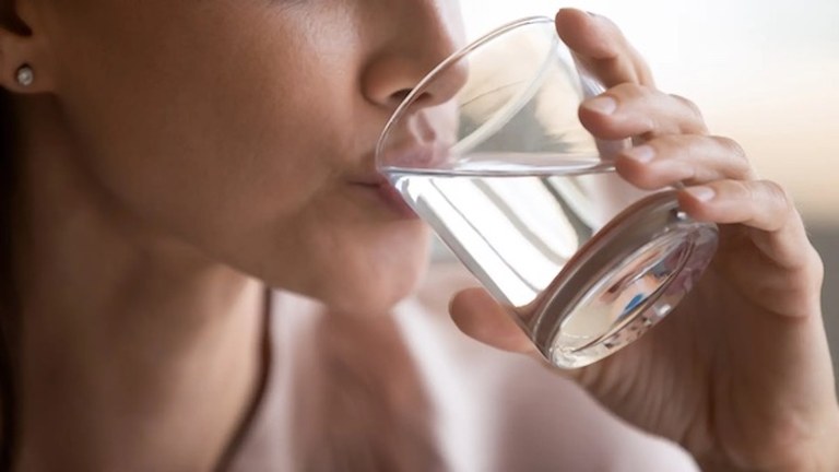 ¿Es cierto que hay que beber 2 litros de agua al día?