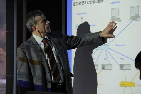 Expertos internacionales se dan cita en MU para debatir sobre redes eléctricas inteligentes