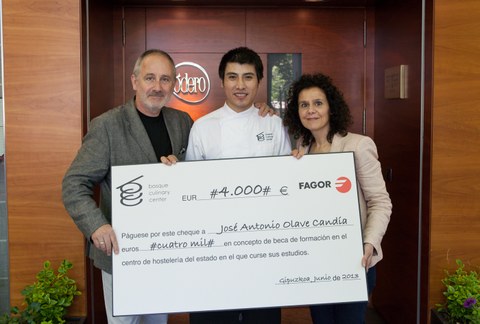 Fagor Electrodomésticos entrega una beca de estudios a un alumno de Grado de Basque Culinary Center