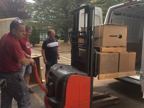 Fagor envía 3,4 toneladas de alimentos al campamento de personas refugiadas de Lesbos