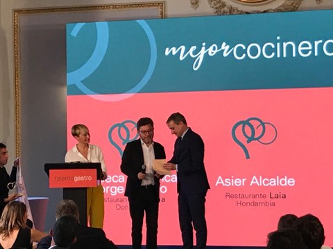 Fagor Industrial entrega a David Arellano el galardón como mejor cocinero en los premios Talento Gastro