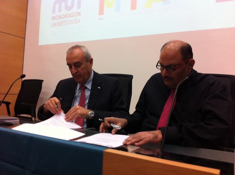 Firma de acuerdo entre MU y el empresario indio Parag Shah esta mañana en Bilbao