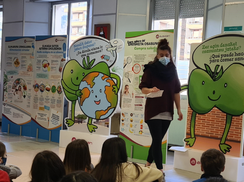 II exposición escolar Elikabizia, un encuentro con alumnos sobre alimentación saludable, sostenible y solidaria