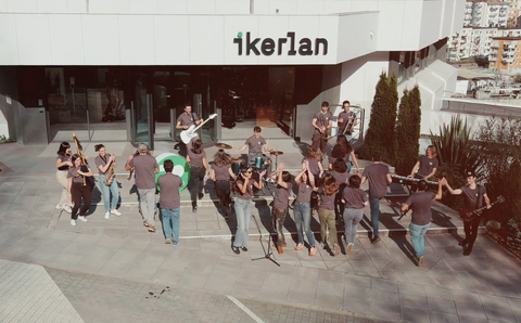 Ikerlan estrena el videoclip de la canción 'Mende erdiko lerroa' para celebrar su 50 aniversario
