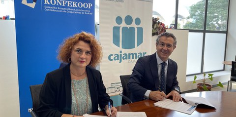 Konfekoop y Cajamar firman un convenio para el fomento cooperativo