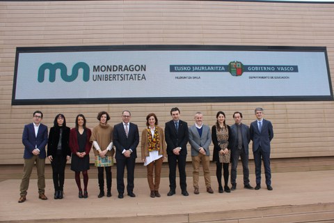 La consejera de Educación visita las instalaciones de Mondragon Unibertsitatea en Donostialdea