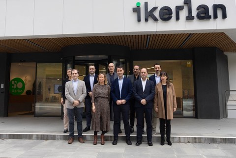 La diputada general Eider Mendoza ha visitado las instalaciones de Ikerlan
