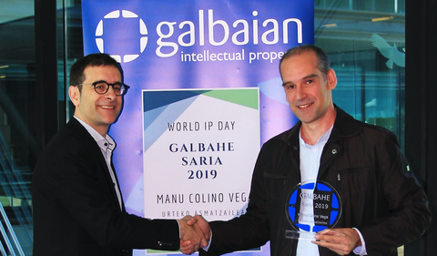 Manu Colino Vega recibe el premio GALBAHE al inventor del año