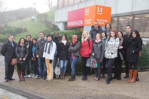 Participantes del Máster Internacional sobre políticas públicas en el ámbito de la salud de Deusto visitan MONDRAGON