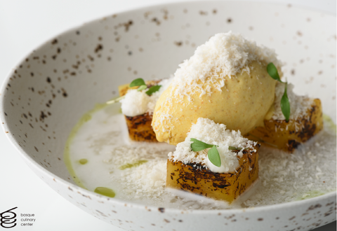 Piña a la plancha, con agua de coco y sorbete de tepache