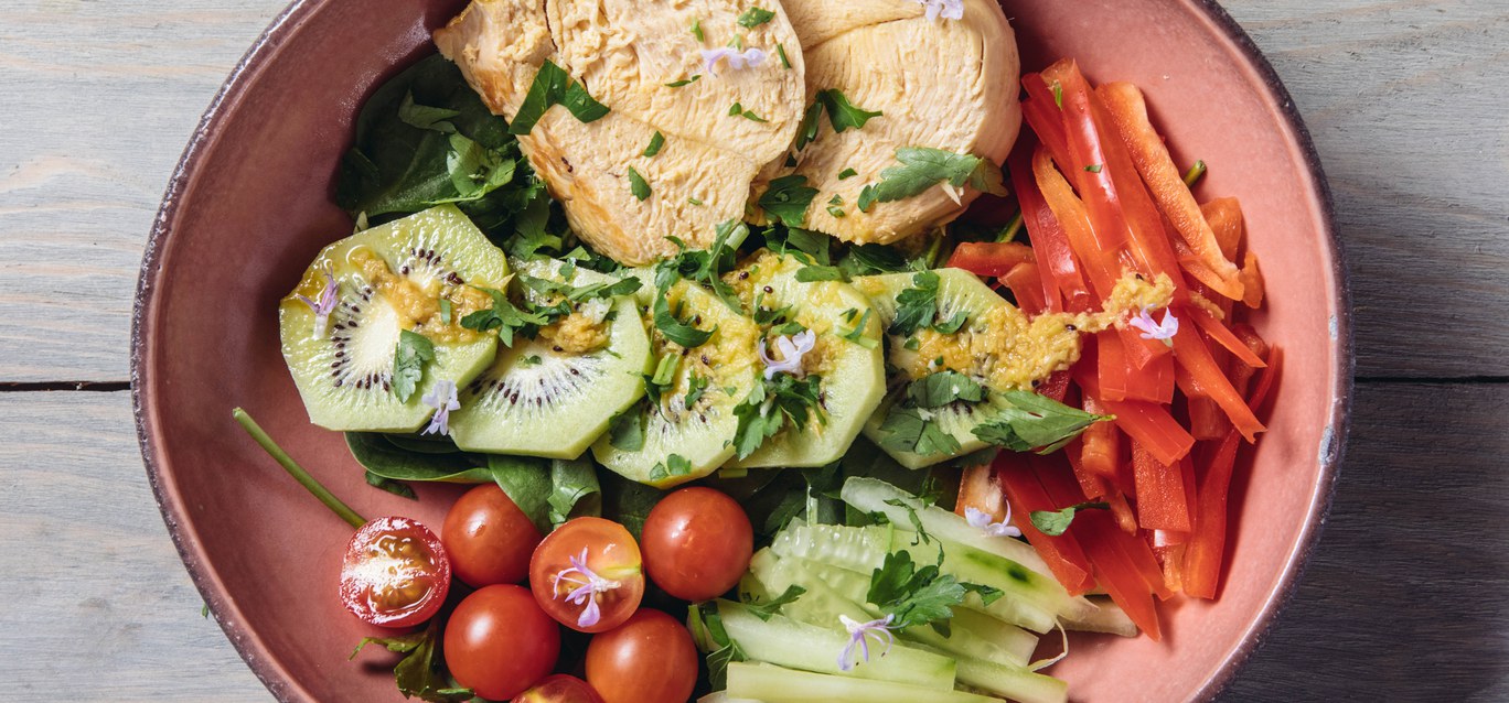 Receta saludable: ensalada de kiwi, pollo escabechado y verduras