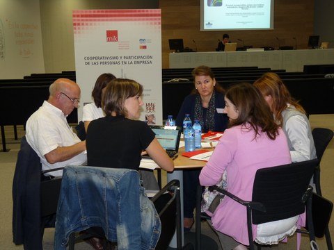 Representantes de cooperativas e instituciones analizan en Oñati una nueva herramienta para pequeñas y medianas cooperativas