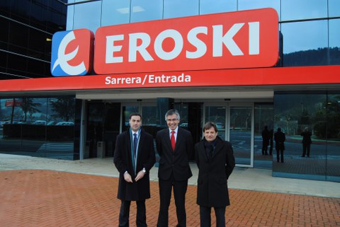 Representantes de la Diputación Foral de Bizkaia visitan las obras de la nueva plataforma automática de Eroski