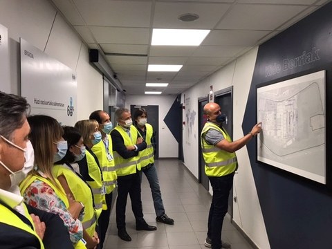Representantes forales visitan las obras de ampliación de Kide en Berriatua