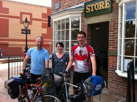 Un profesor canadiense de gira por Europa con su bicicleta para promocionar las cooperativas