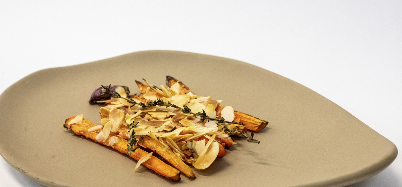 Zanahorias asadas con parmesano y crujiente de almendra