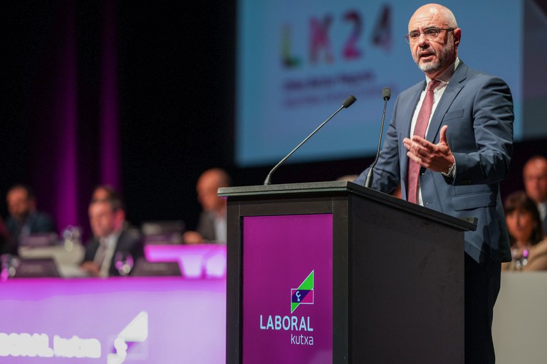 3 Xabier Egibar, director, atril.jpg