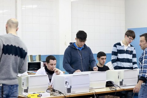 Afrikako eskoletara bidaltzeko inpresorak berregokitu dituzte Arizmendi Ikastolan