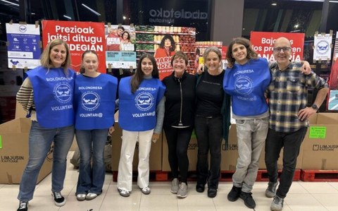 Elikagai bilketa solidarioa abiatu du Arizmendi Ikastolak