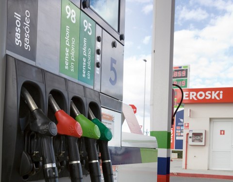 Eroskik 28 gasolindegi saldu dizkio Axa Real Estateri