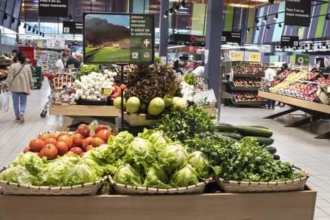 Eroskik 93 milioi euroraino igo du EAEko nekazaritzako elikagaien ekoizleei egindako erosketak