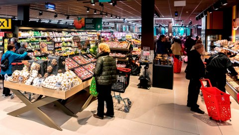 EROSKIk hitzarmena egin du bankuekin zorra birfinantzatzeko
