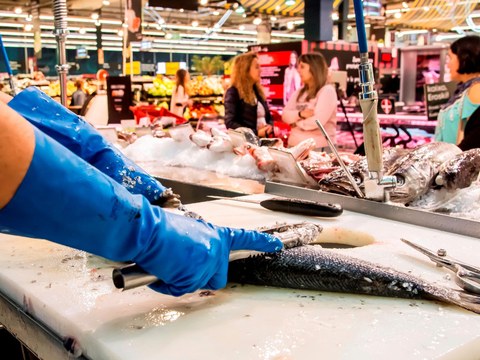 Eroskik laurden batera murriztu ditu galerak eta aurten irabazkiak ikusten hasiko dela espero du