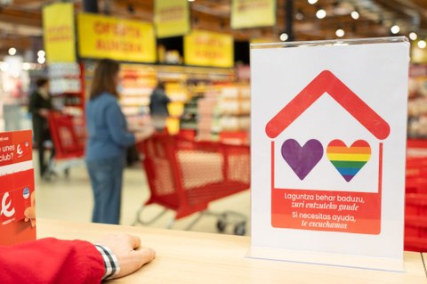 Eroskik protokolo bat aktibatu du bere dendak genero-indarkeriaren eta LGTBI+ kolektiboaren aurkako erasoen Babesleku izan daitezen