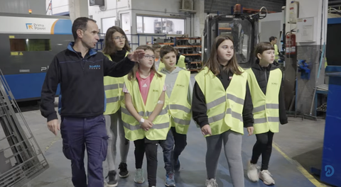 Errezilgo San Martin Herri Eskolako ikasleak Domusa Teknik-en bisitari