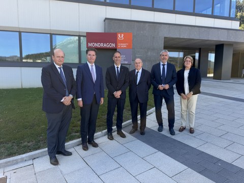 Espainiako Ganberak bertatik bertara ezagutu ditu MONDRAGONen eredu kooperatiboa, industriala eta teknologikoa.