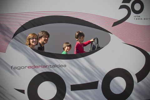 Festa giroan eta senideek lagunduta ospatu zuten Fagor Ederlaneko lan-bazkideek kooperatibaren 50.urteurrena